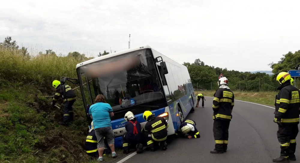 Hasiči vyprošťovali deset osob z havarovaného autobusu, který skončil v příkopu