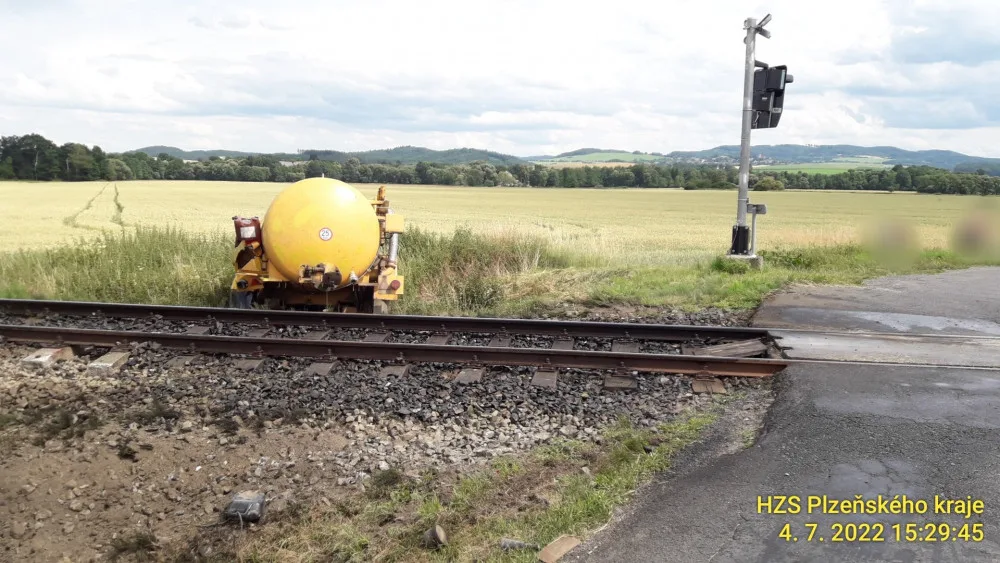 Vlak na přejezdu smetl traktor, jeho řidič střet nepřežil. Záchranáři ošetřovali i zraněné pasažéry