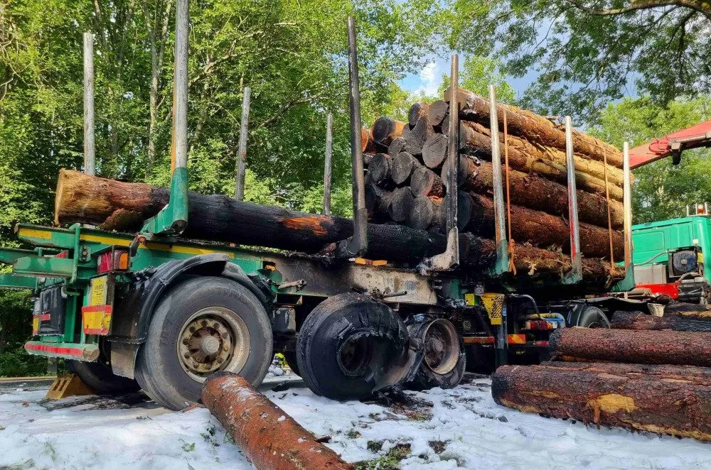 Kamion s nákladem dřeva zachvátil požár, statečný řidič dokázal hydraulickou rukou vyložit většinu hořících klád