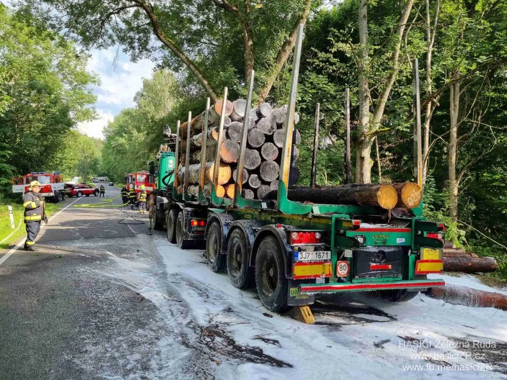 Kamion s nákladem dřeva náhle vzplál, statečný řidič dokázal hydraulickou rukou vyložit většinu hořících klád