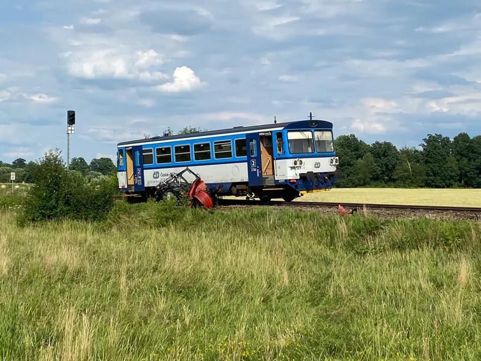 Trať u Klatov, kde došlo k tragické srážce vlaku s traktorem, bude na dva dny uzavřená