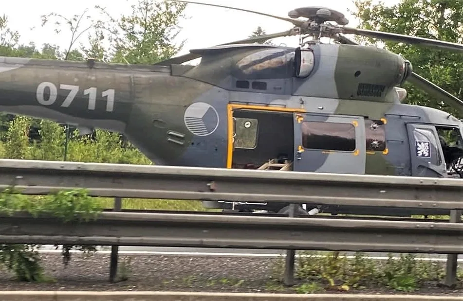 Na dálnici přistál vrtulník armádních záchranářů