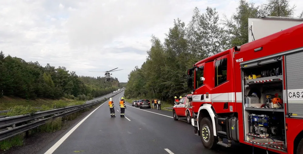 Těžké nehoda ochromila provoz na dálnici D5, jeden muž je v kritickém stavu, další utrpěl těžké zranění