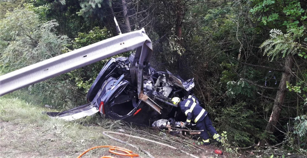 Těžké nehoda ochromila provoz na dálnici D5, jeden muž je v kritickém stavu, další utrpěl těžké zranění