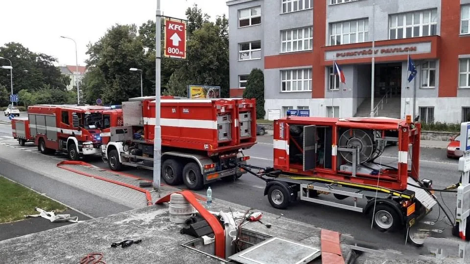 Hasiči v hloubce čerpali vodu vodu ze zatopeného kolektoru, natekla tam po poruše vodovodního potrubí