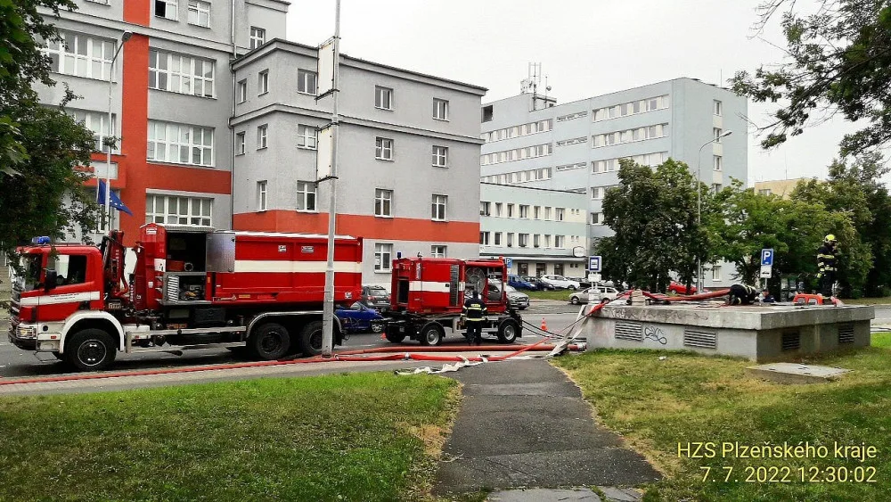 Hasiči v hloubce čerpali vodu ze zatopeného kolektoru, natekla tam po poruše vodovodního potrubí