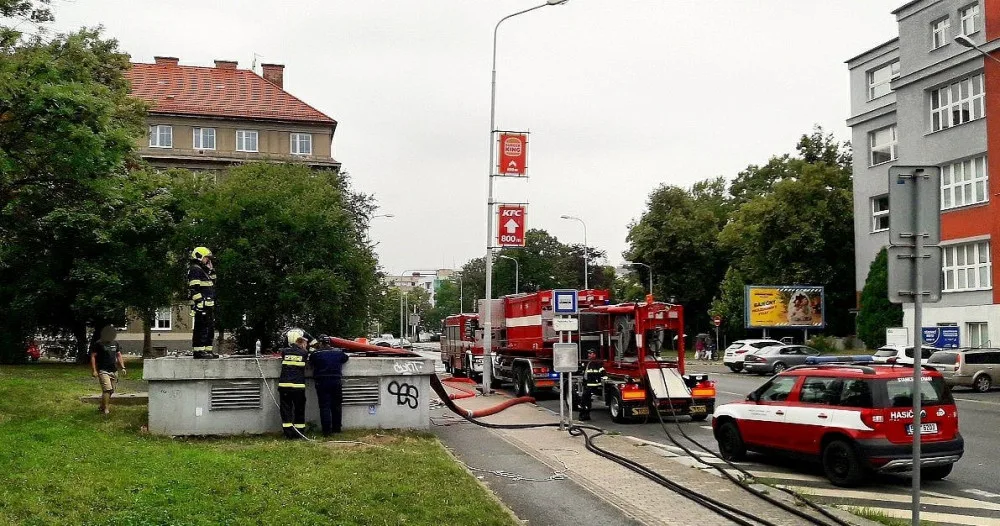 Hasiči v hloubce čerpali vodu ze zatopeného kolektoru, natekla tam po poruše vodovodního potrubí