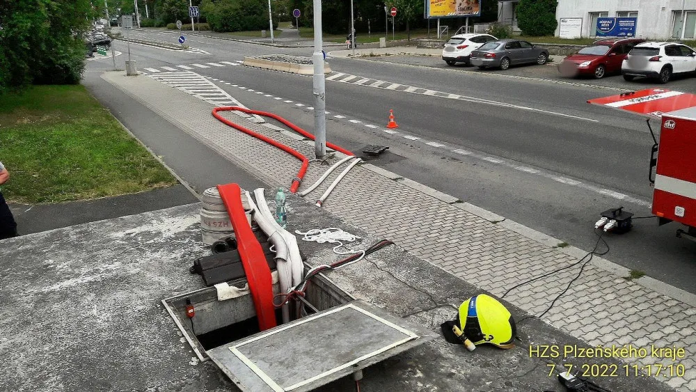 Hasiči v hloubce čerpali vodu ze zatopeného kolektoru, natekla tam po poruše vodovodního potrubí
