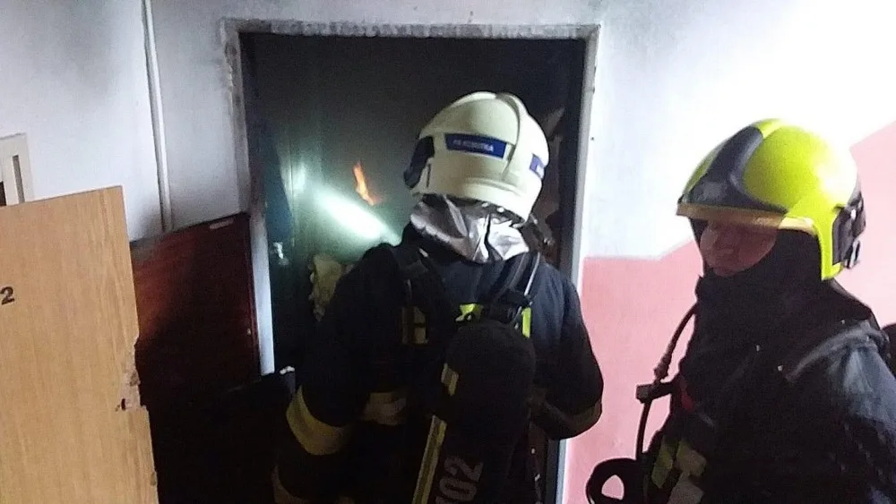 Hasiči likvidovali požár uvnitř bytu zaplněného harampádím, které komplikovalo zásah