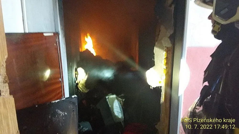 Hasiči likvidovali požár uvnitř bytu zaplněného harampádím, které komplikovalo zásah