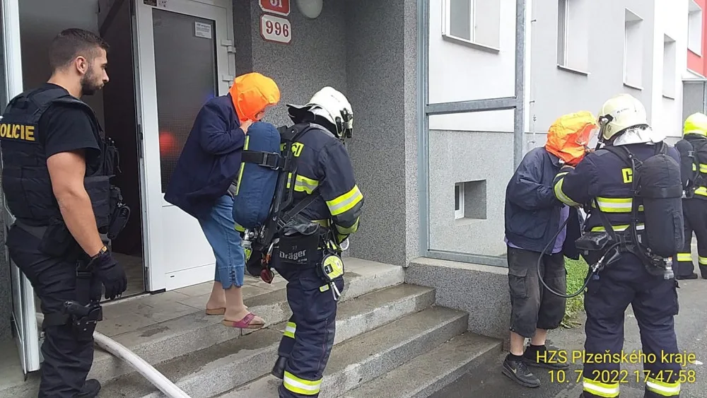 Evakuace osob z hořícího bytu