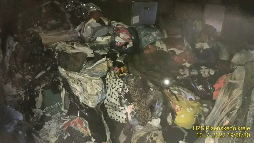 Hasiči likvidovali požár uvnitř bytu zaplněného harampádím, které komplikovalo zásah