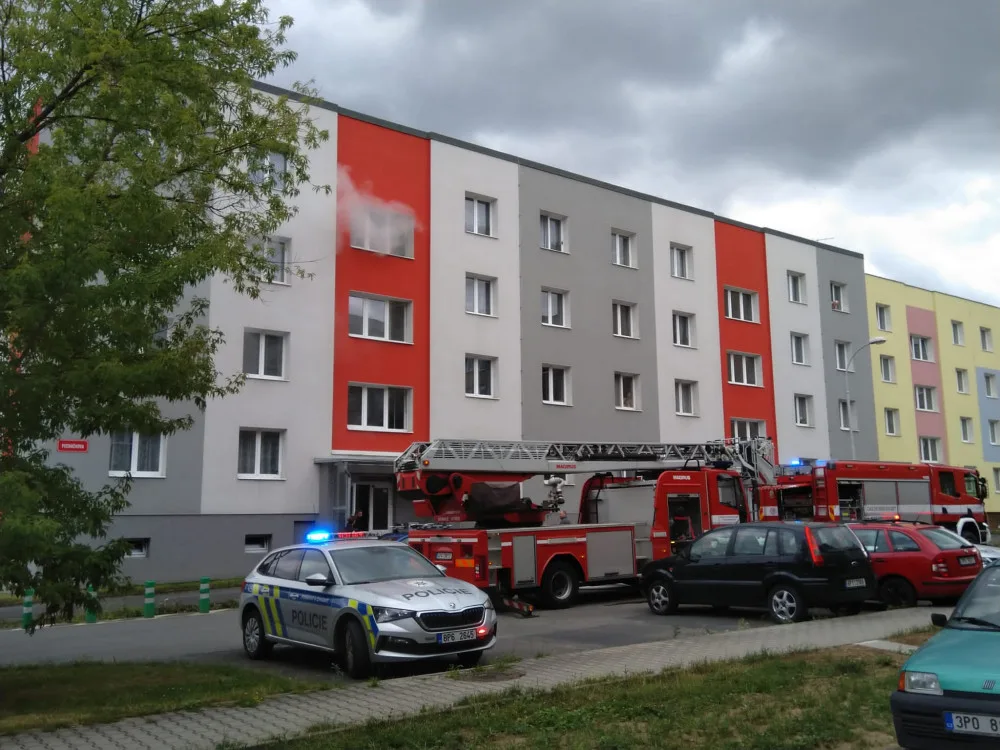 Hasiči likvidovali požár uvnitř bytu zaplněného harampádím, které komplikovalo zásah