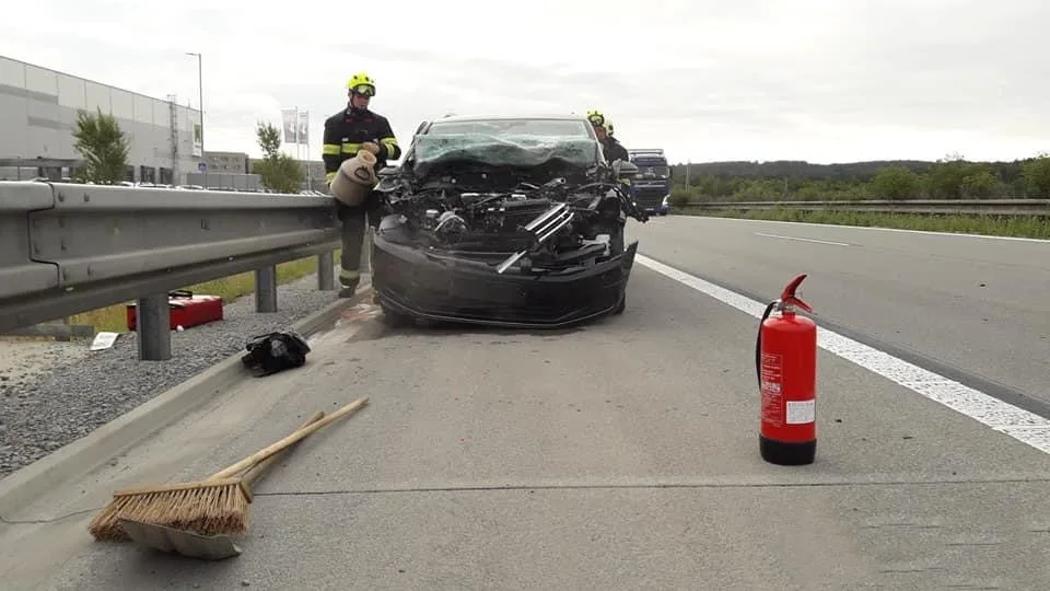 Další řidič havaroval na dálnici D5 v důsledku mikrospánku, při nehodě osobáku se zranili dva muži