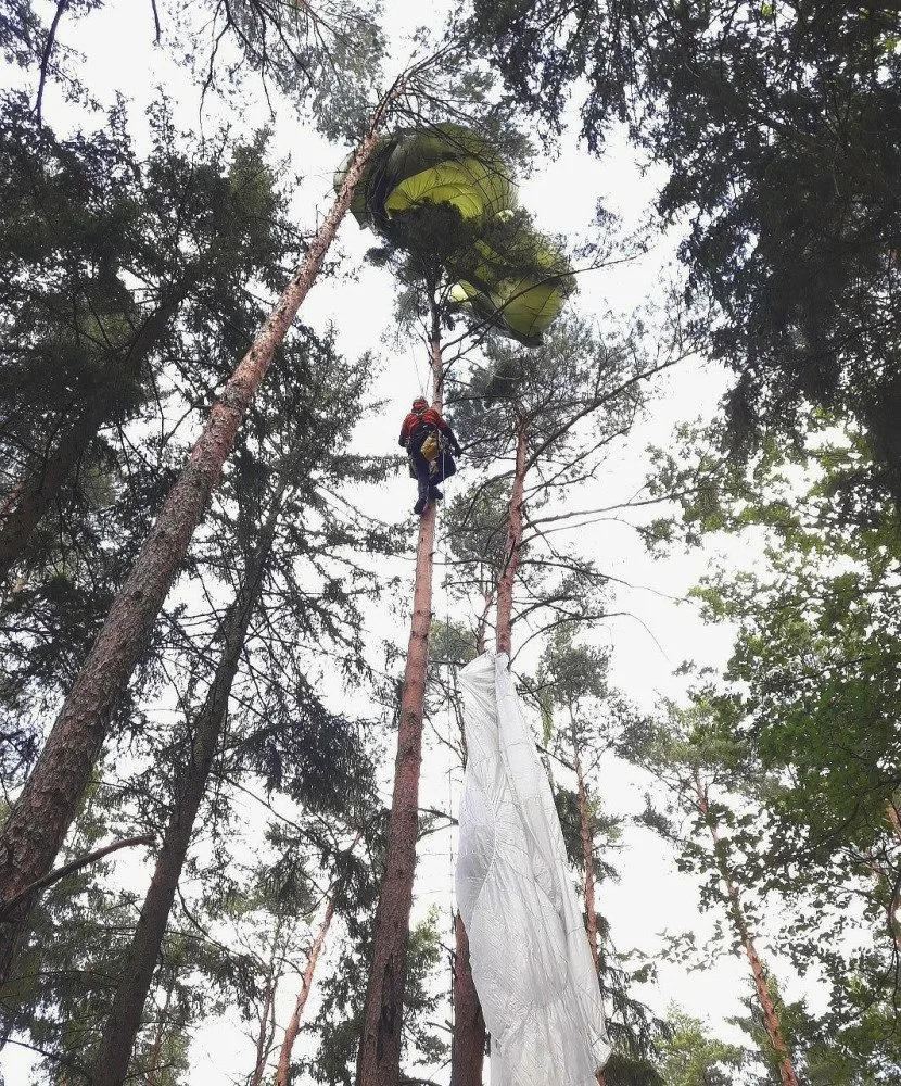 Dvojice armádních výsadkářů zůstala uvězněná v korunách stromů, pomoci jim museli lezečtí záchranáři
