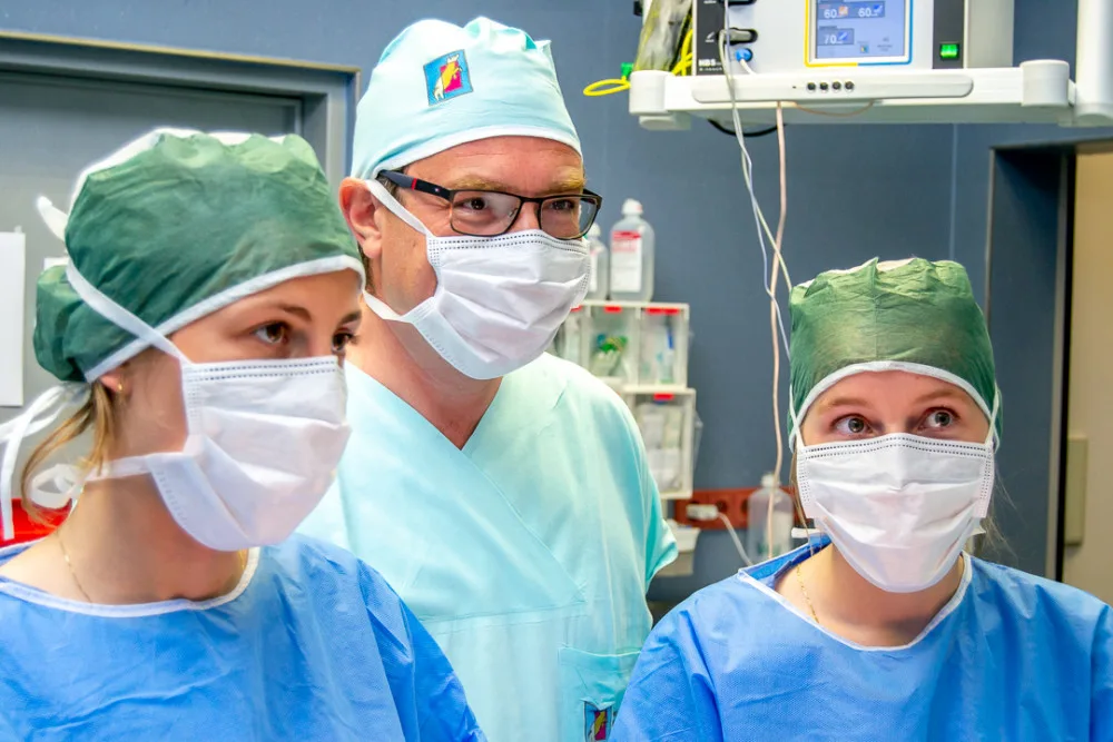 Studenti medicíny mají jedinečnou možnost vyzkoušet si své dovednosti v praxi, operují prasata domácí