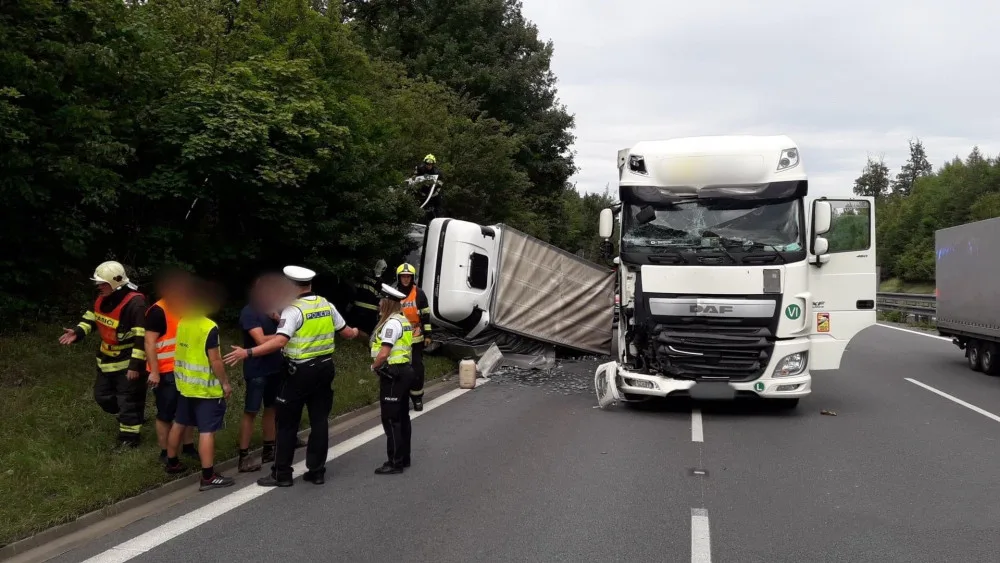 Kamion na dálnici D5 smetl dodávku, která zastavila z důvodu poruchy v pravém jízdním pruhu