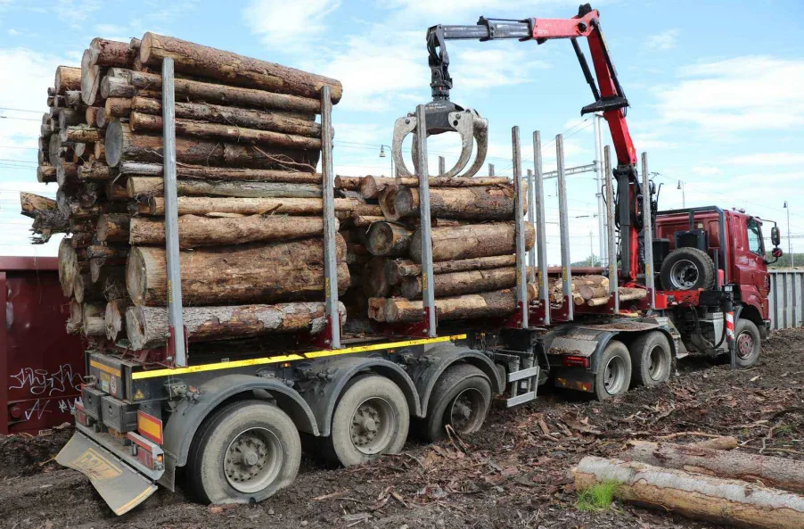 Řidič nakladače zavadil hydraulickou rukou o trakční vedení, po elektrickém výboji mu explodovaly pneumatiky