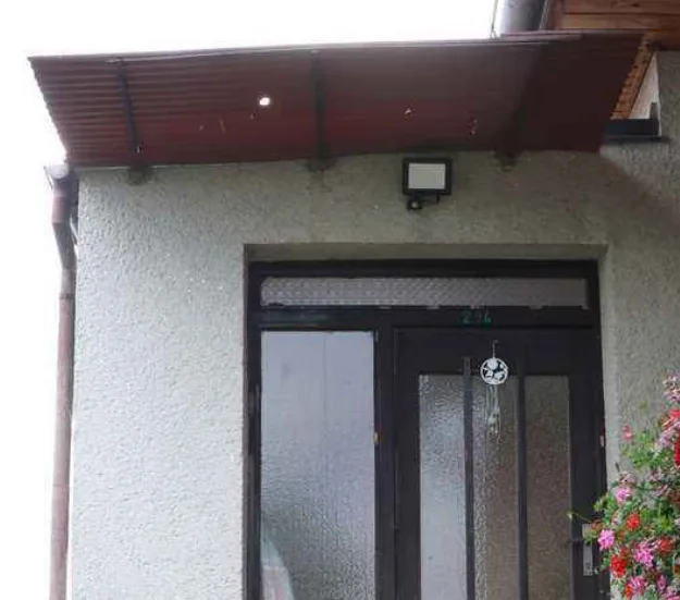 Řidič nakladače zavadil hydraulickou rukou o trakční vedení, po elektrickém výboji mu explodovaly pneumatiky