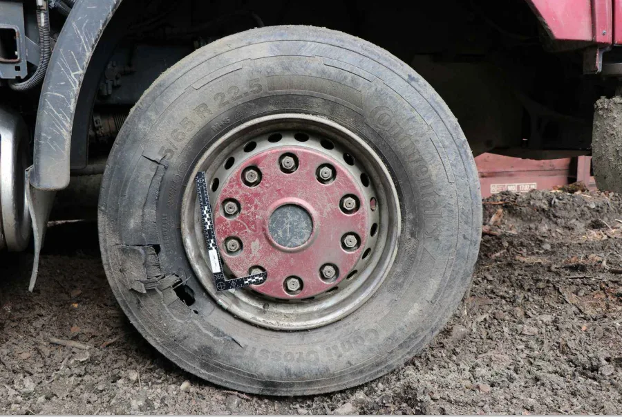 Řidič nakladače zavadil hydraulickou rukou o trakční vedení, po elektrickém výboji mu explodovaly pneumatiky