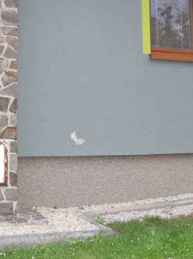 Řidič nakladače zavadil hydraulickou rukou o trakční vedení, po elektrickém výboji mu explodovaly pneumatiky