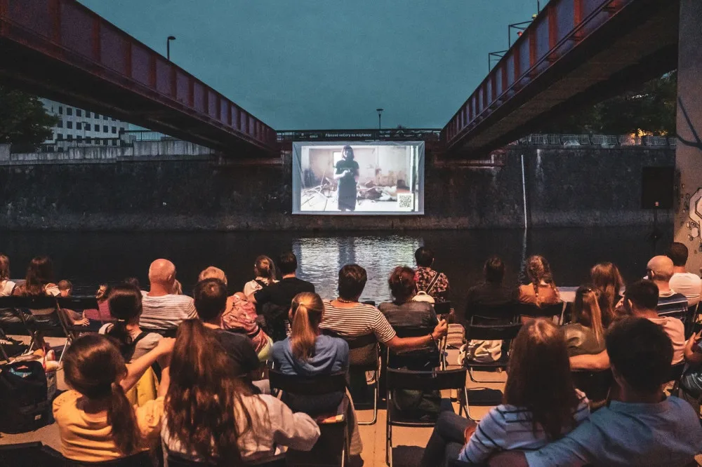 Filmový festival Finále Plzeň připravil letní promítání na netradičních místech, kino na náplavce bude zdarma