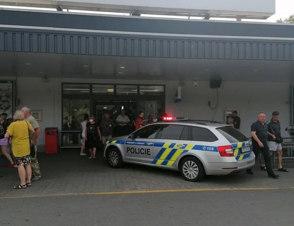 Pachatel hrozil nákupnímu centru v Klatovech uložením výbušného systému, policisté ho do hodiny vypátrali a zadrželi