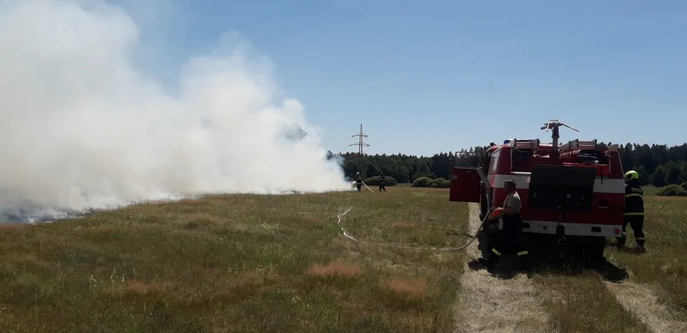 Požár louky u obce Staré Sedliště na Tachovsku