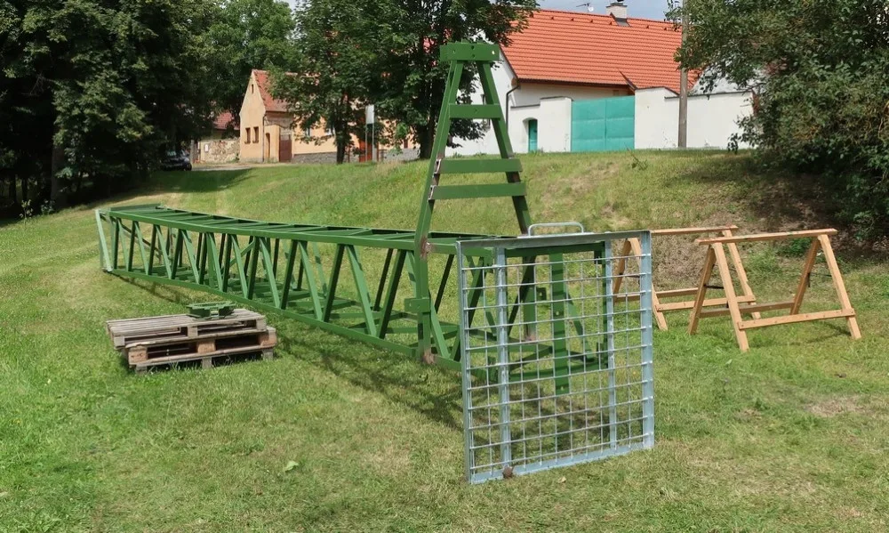 Nový stožár s hnízdní podložkou je už hotový