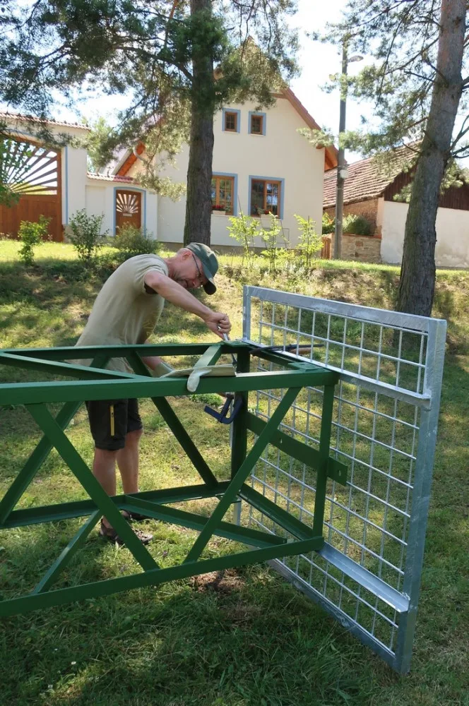 Nový stožár s hnízdní podložkou je už hotový