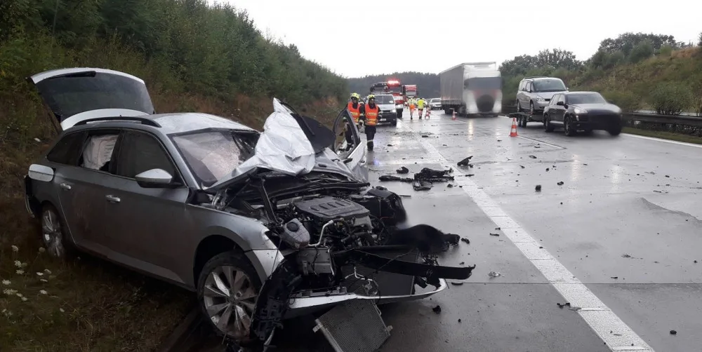 Superb vylétl z dálnice a zapíchl se do svahu, škoda na autě jde do milionu