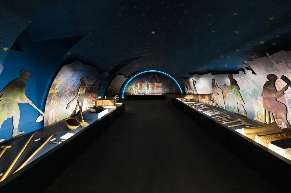 Muzeum otevřelo unikátní expozici obřích středověkých stavebních strojů
