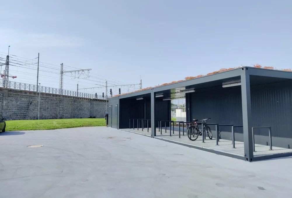 Před rokem vyrostla u hlavního nádraží Paluba Hamburk, stavba z kontejnerů slaví první výročí novou výstavou