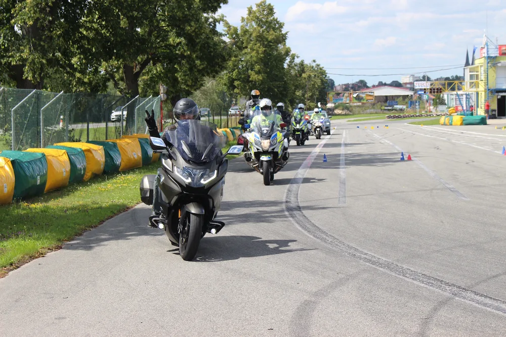 size4-size4-16584085672262-103-policiste-zvou-motocyklisty-na-kurzy-bezpecne-jizdy-pro-motocyklisty