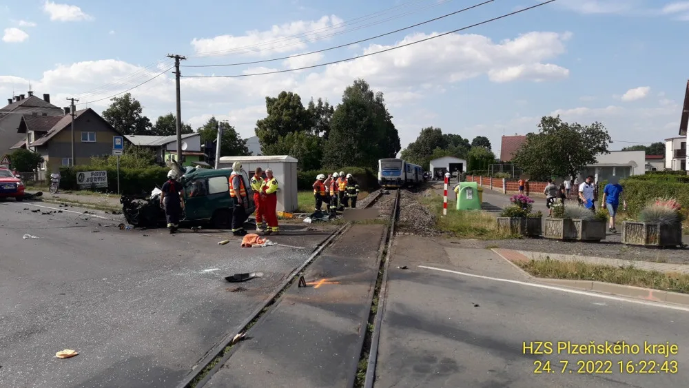 Při střetu vlaku s osobákem, zahynula na železničním přejezdu spolujezdkyně, další lidé utrpěli zranění