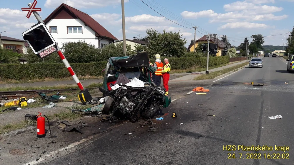 Při střetu vlaku s osobákem, zahynula na železničním přejezdu spolujezdkyně, další lidé utrpěli zranění