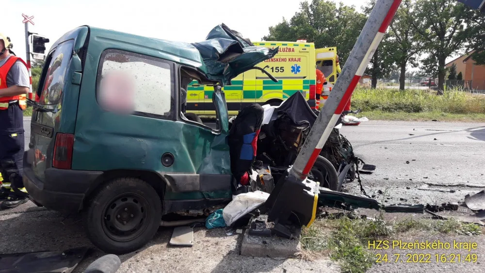 Při střetu vlaku s osobákem, zahynula na železničním přejezdu spolujezdkyně, další lidé utrpěli zranění