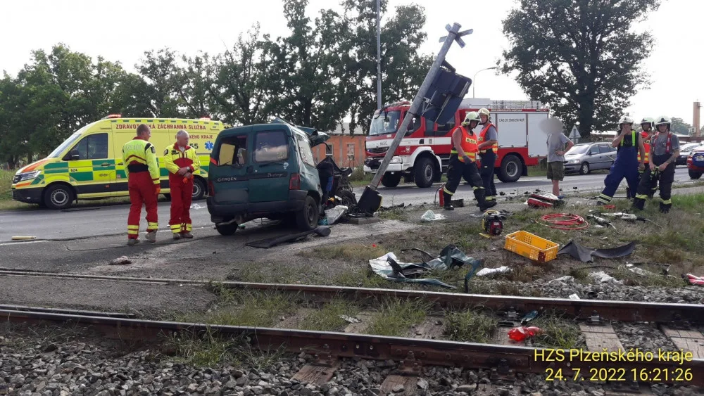 Při střetu vlaku s osobákem, zahynula na železničním přejezdu spolujezdkyně, další lidé utrpěli zranění