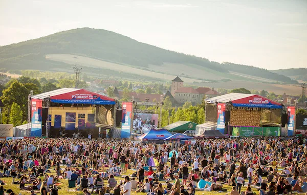 Hudební festival Hrady CZ se představí na hradě Švihov s kapelami Rybičky 48, Chinaski či Divokej Bill