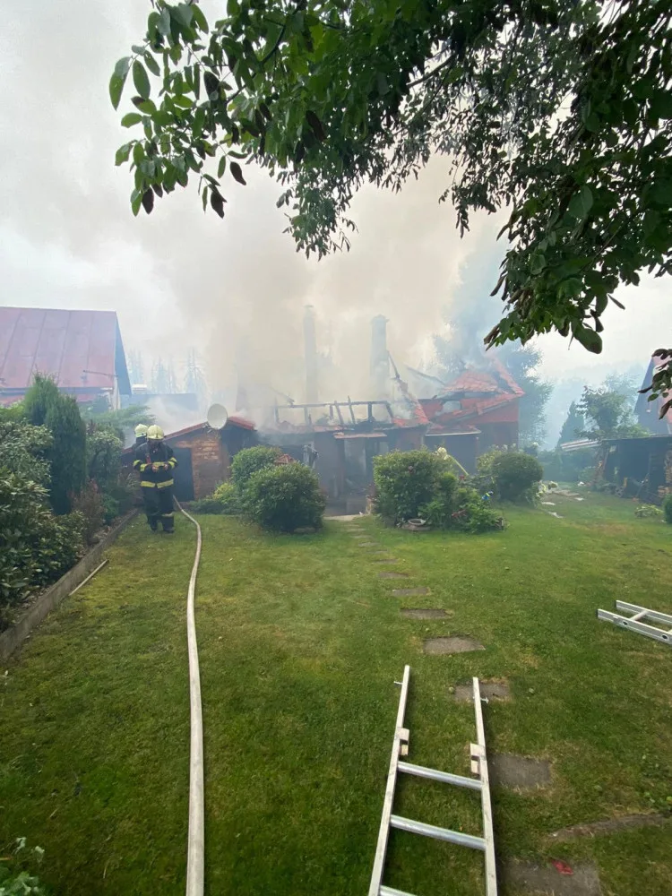 Oheň zasáhl i několik domů, foto: SDH Libouchec