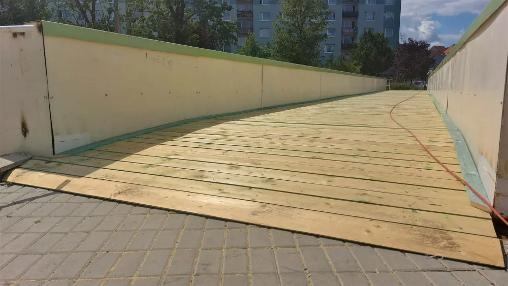Dlouhé měsíce uzavřená lávka Na Pátku se dočkala provizorní opravy. Ideální to není, připouští radní