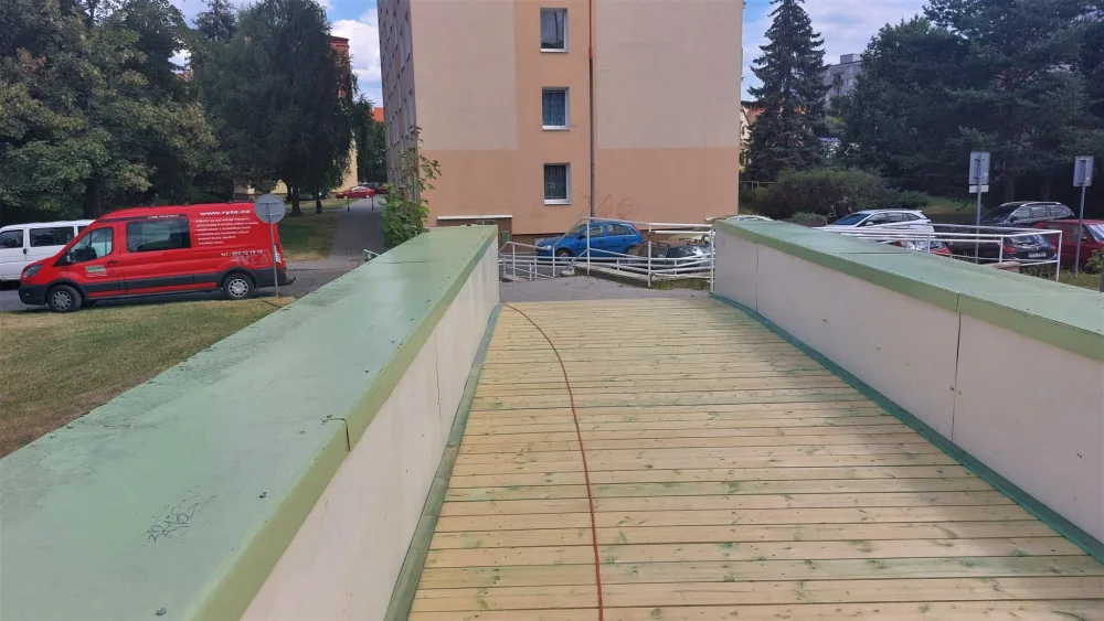 Dlouhé měsíce uzavřená lávka Na Pátku se dočkala provizorní opravy. Ideální to není, připouští radní