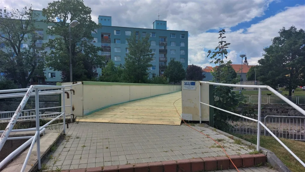 Dlouhé měsíce uzavřená lávka Na Pátku se dočkala provizorní opravy. Ideální to není, připouští radní