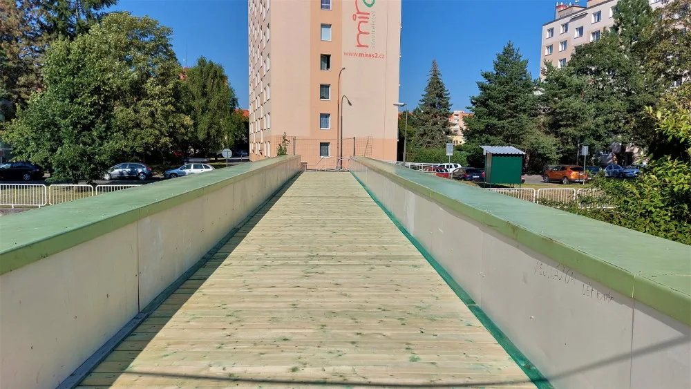 Dlouhé měsíce uzavřená lávka Na Pátku se dočkala provizorní opravy. Ideální to není, připouští radní