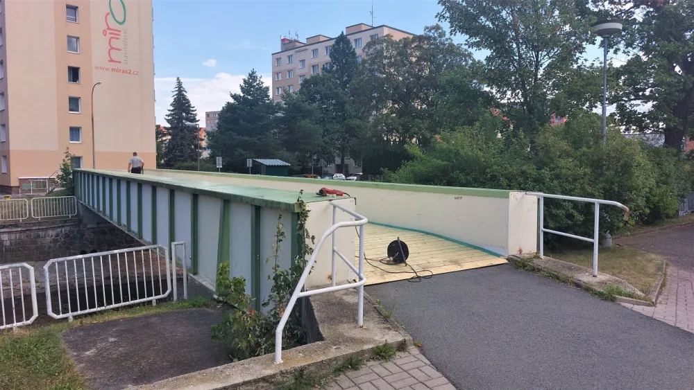 Dlouhé měsíce uzavřená lávka Na Pátku se dočkala provizorní opravy. Ideální to není, připouští radní