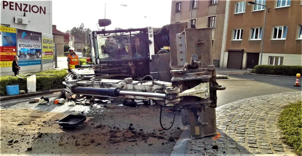 Bagr vjel divoce na kruhový objezd, převrátil se na bok a zablokoval důležitou komunikaci