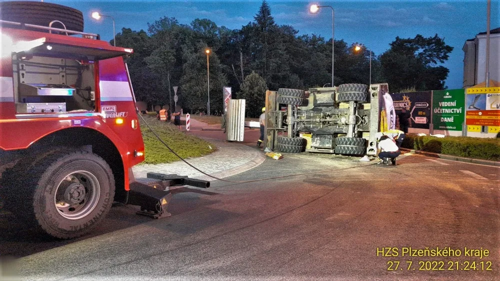Hasiči se chystají postavit bagr zpět na kola