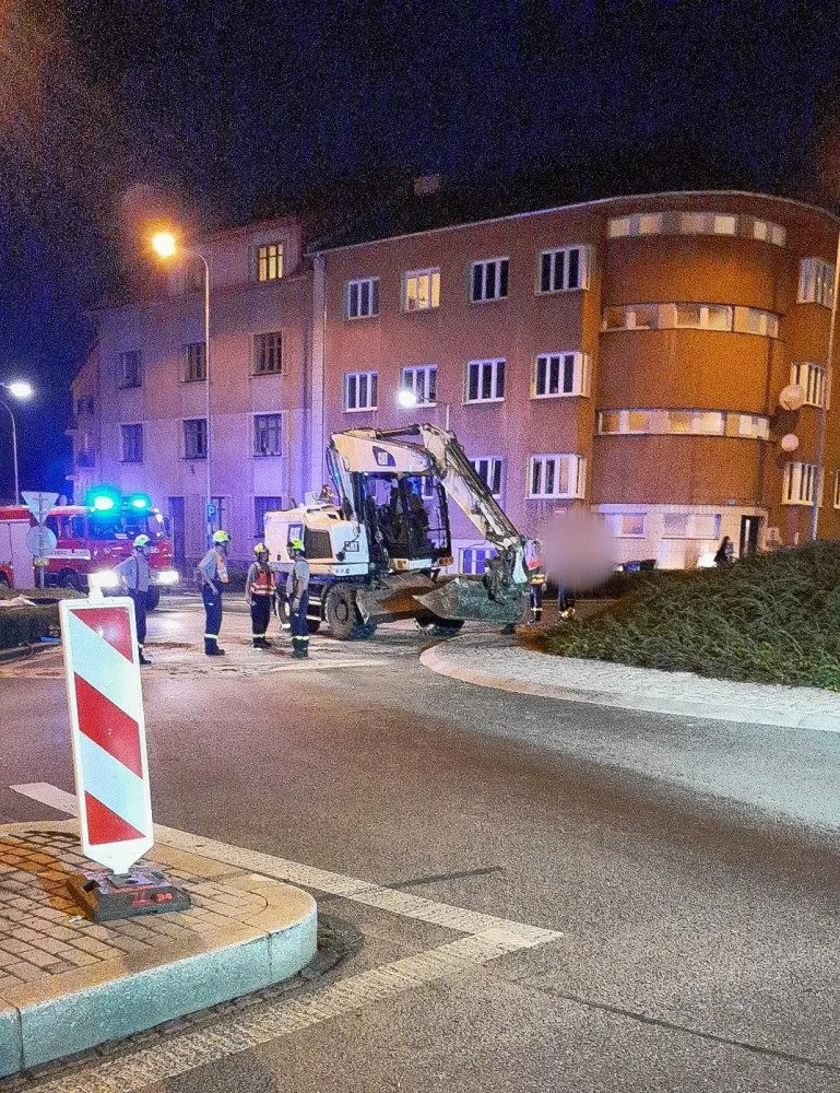 Převrácený bagr se podařilo postavit na kola