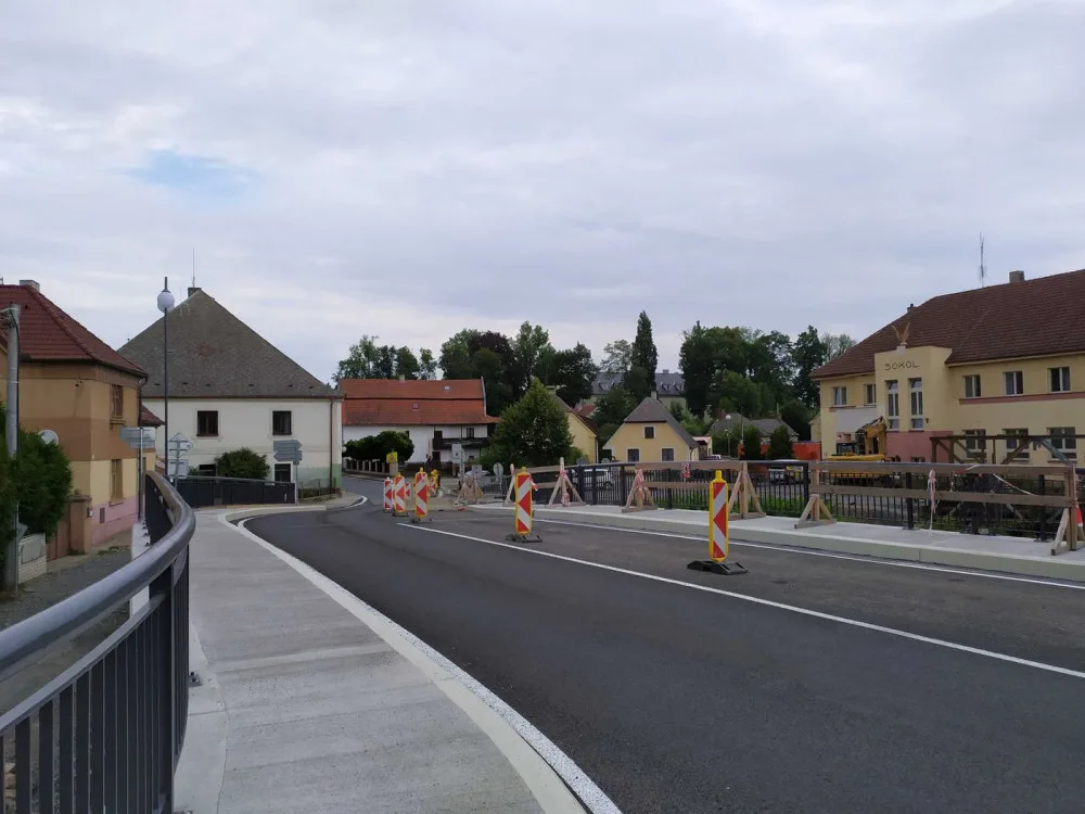 Zbrusu nový most přes řeku Bradavu mají ve Spáleném Poříčí, už po něm mohou jezdit i automobily