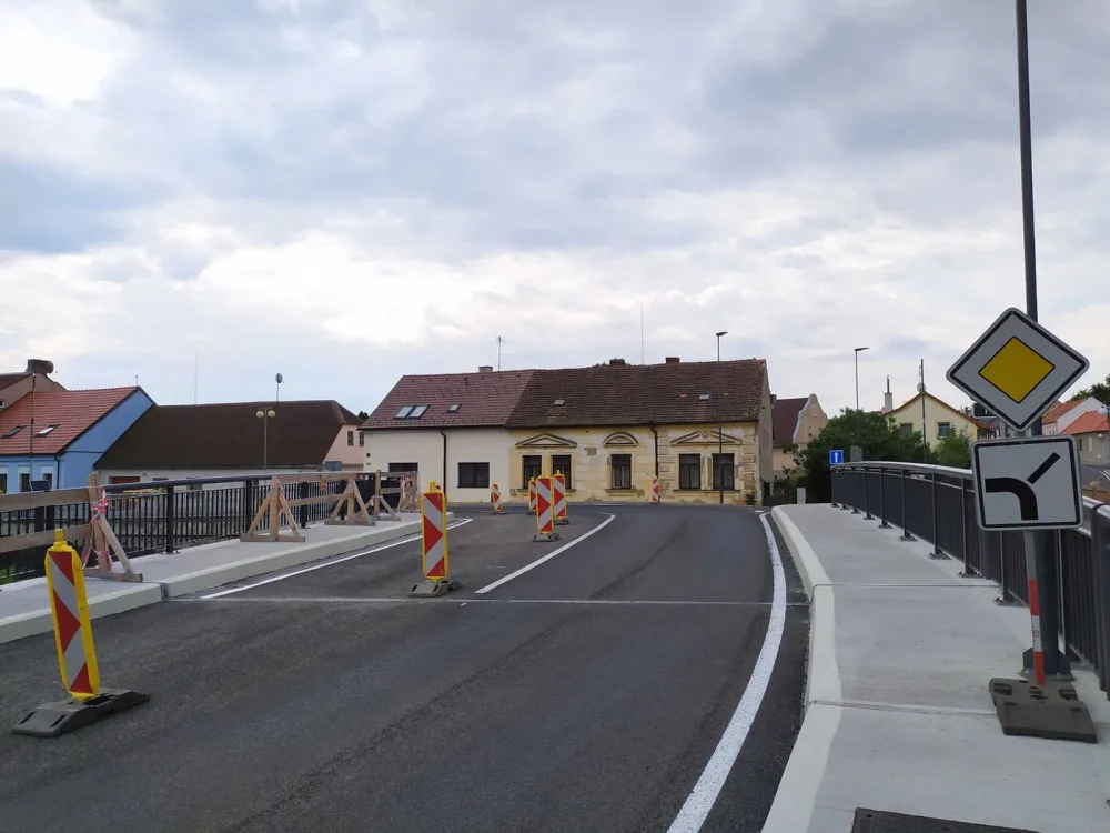 Zbrusu nový most přes řeku Bradavu mají ve Spáleném Poříčí, už po něm mohou jezdit i automobily
